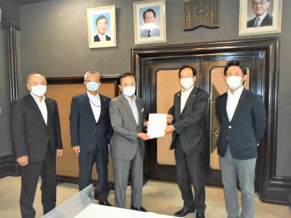 黒岩知事（中央）に要望書を手渡す湯川会長（右から2番目）と役員