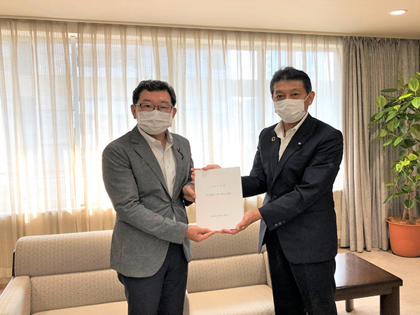 嶋村県議会議長（左側）に要望書を手渡す冨田会長