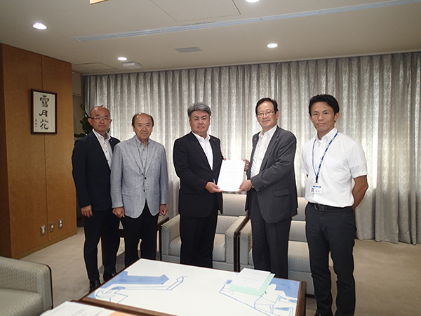 加藤県議会議長（中央）に要望書を手渡す湯川会長（右から２番目）と役員