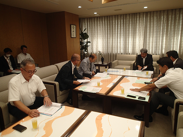 加藤県議会議長（中央奥）に要望内容を説明する本山政務担当役員（前列左から２番目）