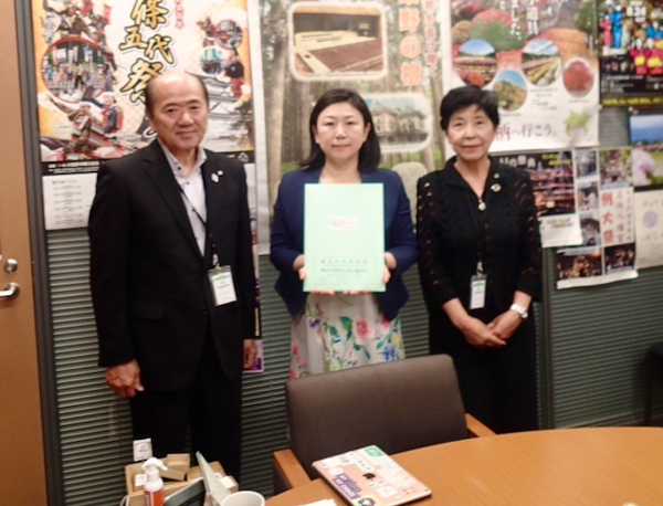 牧島かれん衆議院議員と木村会長、村田政務担当役員