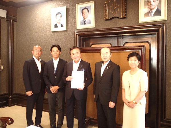 黒岩知事（中央）と木村会長（右から２番目）ほか役員