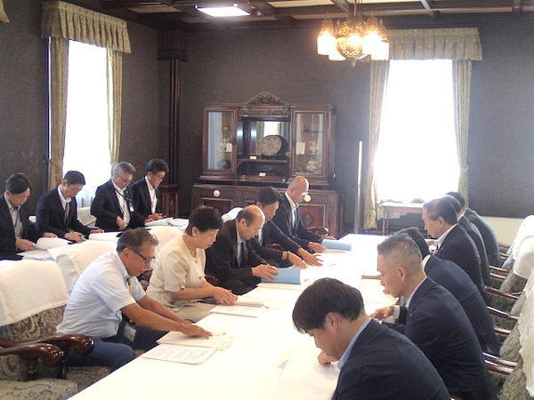 黒岩知事に要望内容を説明する村田政務担当役員（中央列左から２番目）