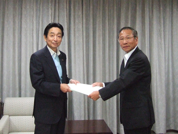 土井県議会議長(左)に要望書を手渡す大矢会長