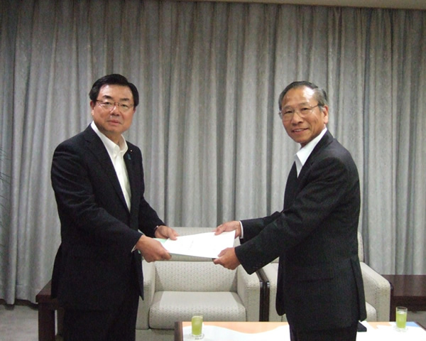 鈴木副議長（左）に要望書を手渡す大矢会長